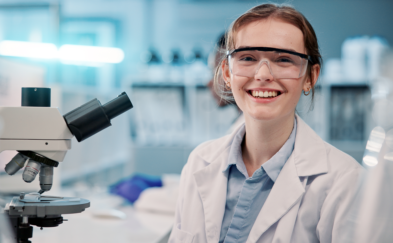 Experte en qualité et biotechnologies travaillant sur microscope dans un laboratoire de recherche