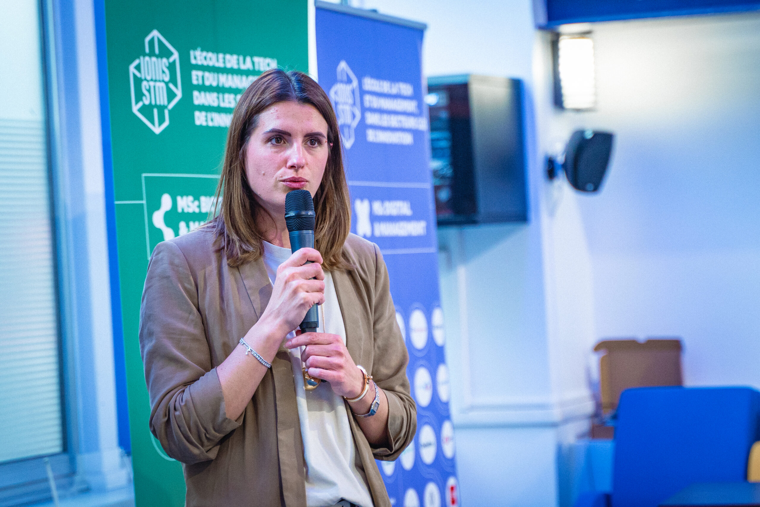Intervenante animant une conférence avec micro lors d’un événement étudiant à Ionis-STM.