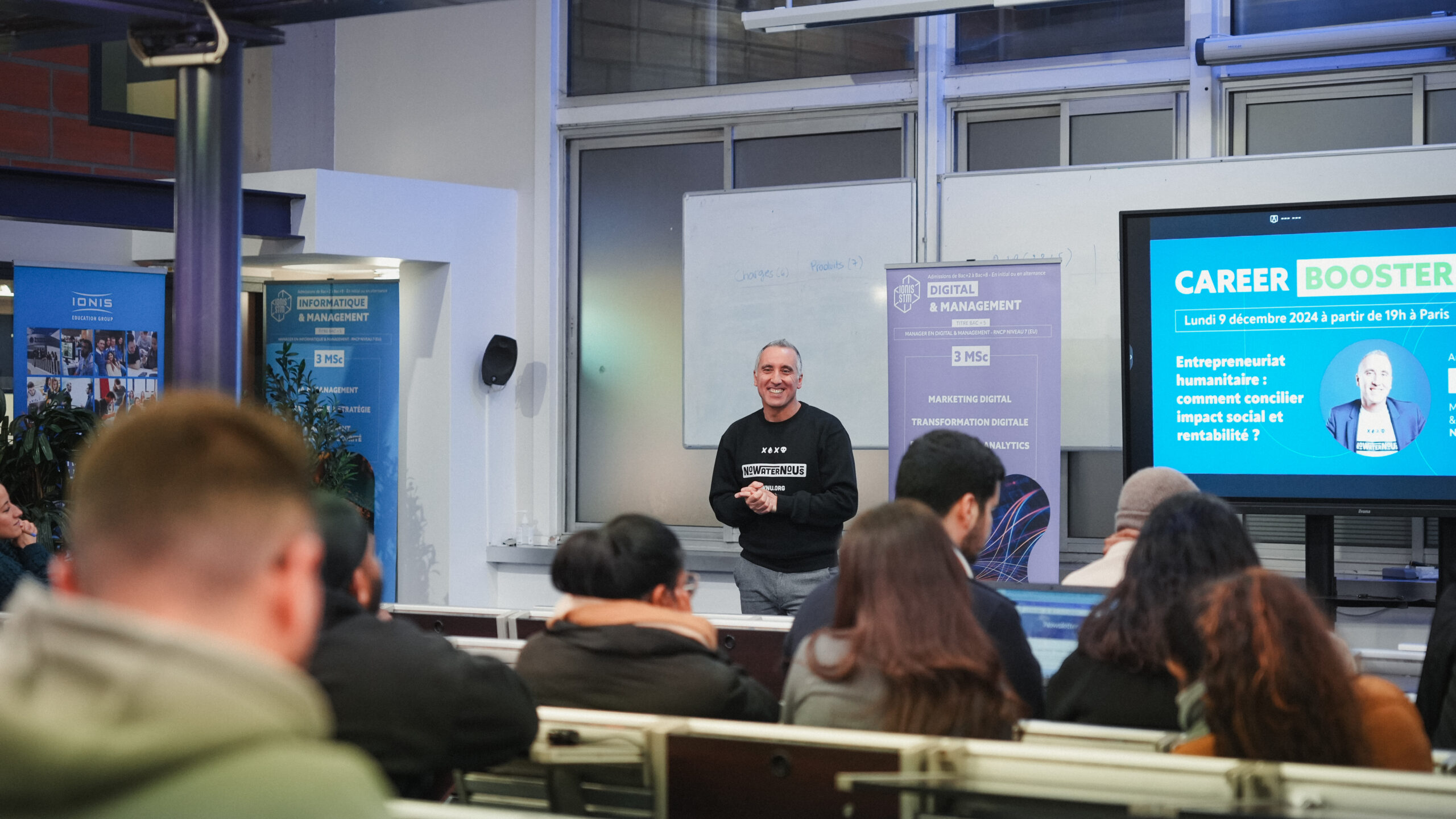 Conférence professionnelle devant des étudiants lors d’un événement Career Booster à Ionis-STM.