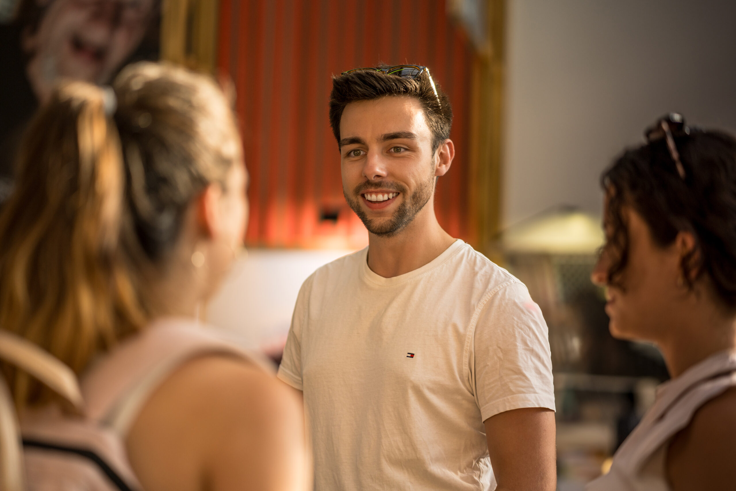 Étudiant Ionis-STM discutant avec d’autres participants lors d’un événement networking.