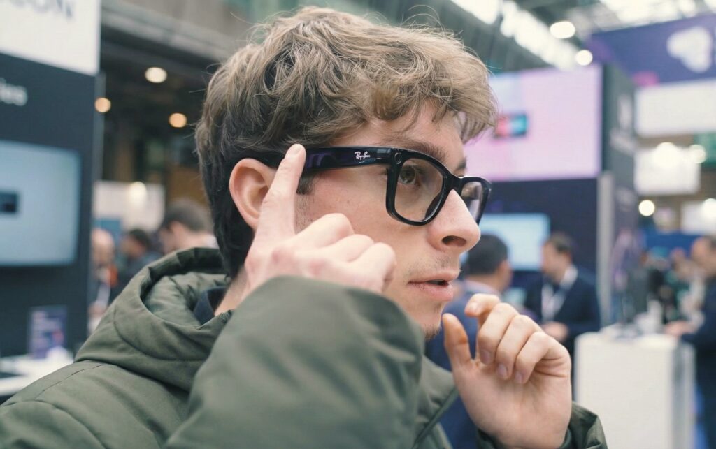 Etudiant qui essaye des lunettes à réalité augmentée dans un salon professionnel