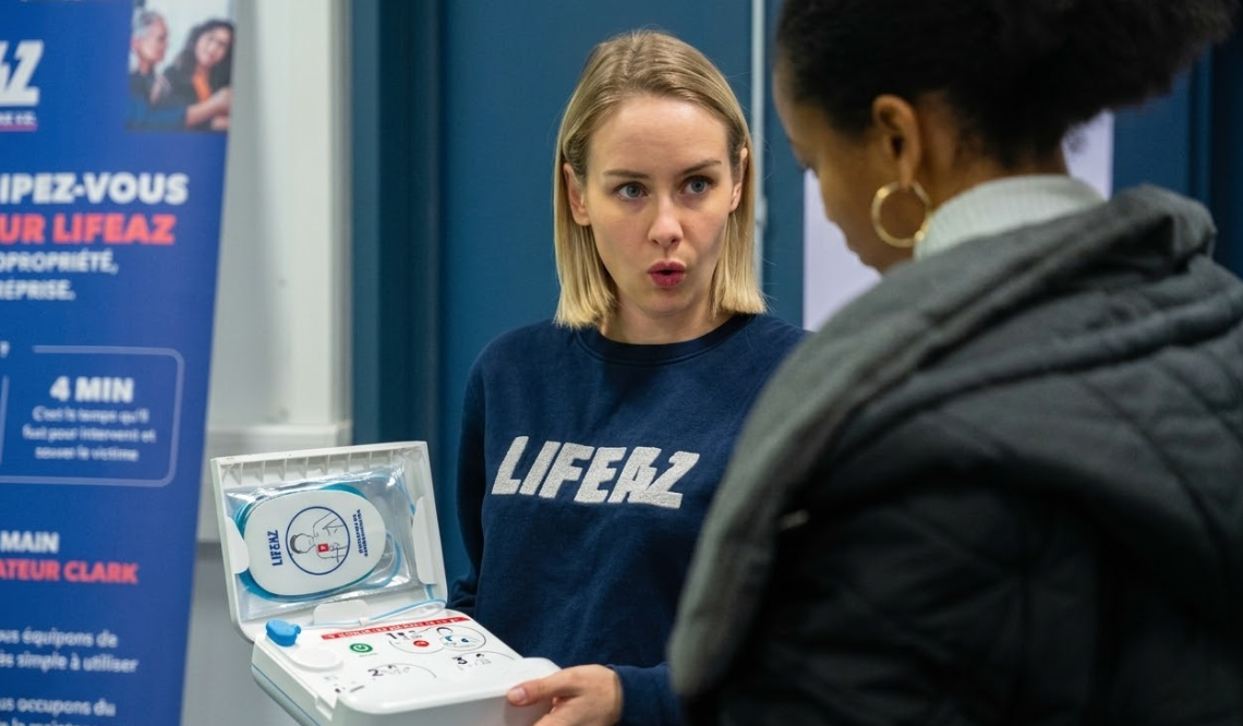 Présentation du défibrillateur Lifeaz lors d’un atelier sur le campus Ionis-STM