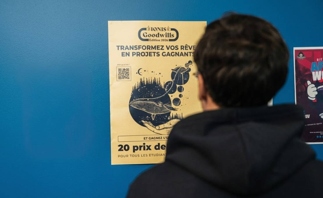 Étudiant découvrant l’affiche du concours Ionis Goodwills destiné à soutenir les projets étudiants