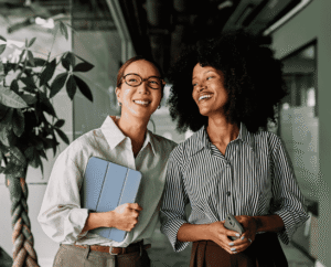 Étudiantes discutant sur un campus illustrant les écoles partenaires de Ionis-STM