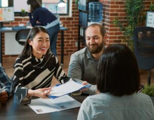 Recruteurs rencontrant des étudiants lors d’un entretien professionnel