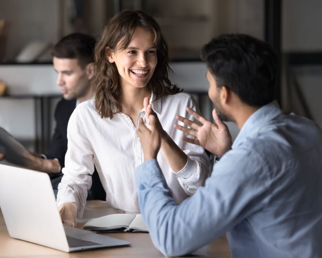 Étudiants travaillant en équipe sur un projet avec ordinateur portable dans le cadre d’un Master of Science à Ionis-STM