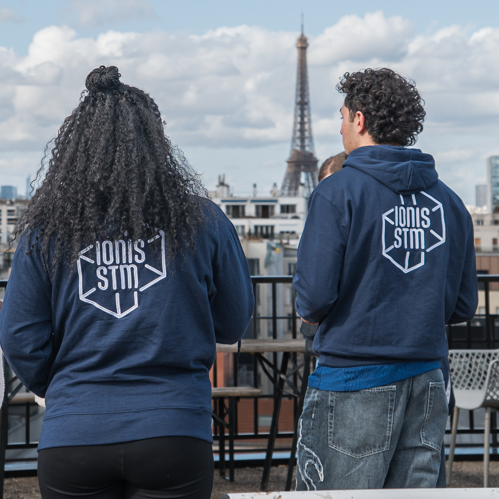 Étudiants ambassadeurs Ionis-STM lors des portes ouvertes sur le rooftop du campus à Paris avec la Tour Eiffel en arrière-plan