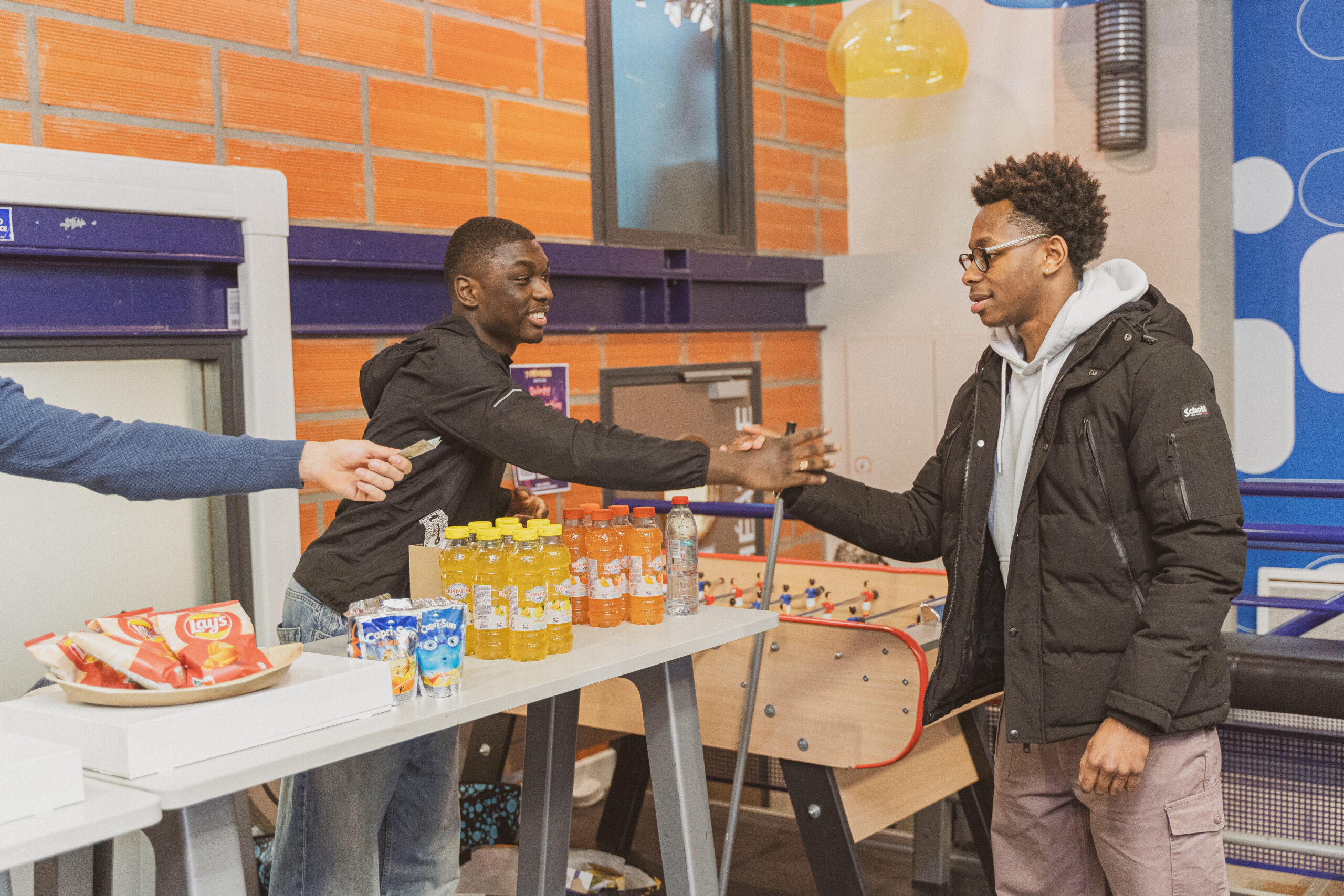 Étudiants participant à une vente de snacks organisée par le BDE sur le campus Ionis-STM